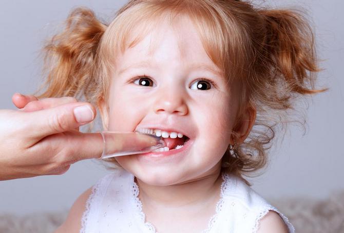Ребенок грызет прорезыватель для зубов