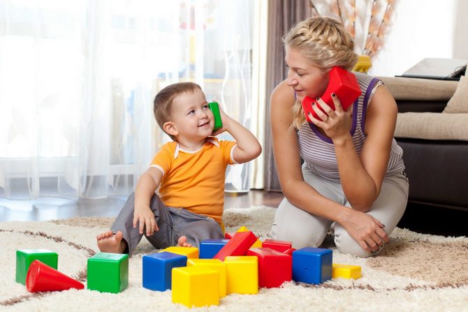 Ребенок в 5 лет разговаривает с игрушками