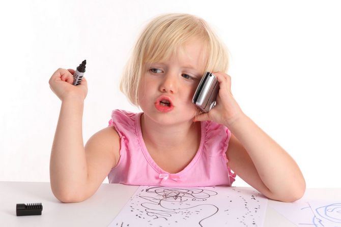 Ребенок разговаривает по телефону